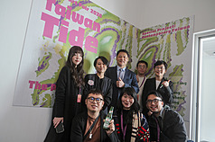 馬德里「Hybrid Art Fair當代藝術博覽會」今年盛大慶祝10週年，台灣擔任主題國，推出「台灣潮—間歇之力」專題展。上任不久的駐西班牙代表鄭力城（後排中）與駐西班牙代表處文化組長張祐瑄（後排右1）擔任開幕嘉賓，藝術家劉星佑（前排左1）、陳漢聲（前排右1）、陳昱榮（後排右2）、羅懿君（前排中）、楊寓寧（後排左1）、江枚芳（後排左2）親赴展會交流。
