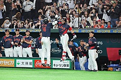 2026世界棒球經典賽（WBC）C組預賽台日大戰6日晚間在東京巨蛋登場，日本隊大谷翔平（前左）2局轟出滿貫砲，助隊取得領先優勢，與隊友開心致意。
