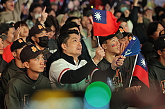 世界棒球經典賽C組預賽6日晚間在東京巨蛋由日本隊與台灣隊交手，台北市政府在信義商圈舉辦直播應援活動市長蔣萬安（前左2）也到場與球迷一同觀戰。
