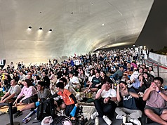 2026世界棒球經典賽（WBC）台灣隊6日晚間在東京
巨蛋出戰日本隊，高雄衛武營榕樹廣場的直播活動現
場擠滿人潮。

