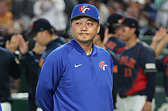 世界棒球經典賽（WBC）台灣隊6日在東京巨蛋與日本交手，台灣隊終場以0比13、吞下預賽2連敗，總教練曾豪駒（圖）神情凝重。

