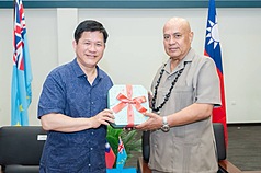 外交部長林佳龍（左）應南太平洋友邦吐瓦魯國政府的邀請，以總統特使身分率團訪吐，會晤吐瓦魯國總理戴斐立（Hon. Feleti Teo）（右）。
（外交部提供）