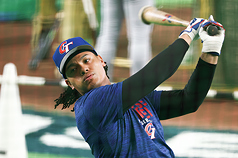 經典賽C組預賽台灣隊第三戰7日在日本東京巨蛋與捷克隊交手，賽前練球台灣隊張育成練打備戰。