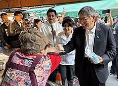 民眾黨創黨主席柯文哲（前右）7日在台南市新營區宮廟上香參拜，且陪同民眾黨市議員參選人在市場掃街。