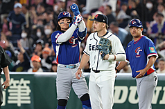 世界棒球經典賽（WBC）7日在日本東京巨蛋上演台捷之戰，圖為1局上，台灣隊「國防部長」張育成（左）敲出左外野滾地安打，帶有1分打點。