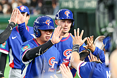 世界棒球經典賽（WBC）台捷之戰7日在日本東京巨蛋登場，台灣隊張育成在4局敲出中外野方向2分打點安打，鄭宗哲（前）、費柴德（Stuart Fairchild，右）回到本壘後與隊友擊掌慶祝。