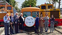 台糖80週年台英共鳴交流慶典，7日在嘉義蒜頭糖廠蔗埕文化園區舉行，由台糖董事長吳明昌（右4）主持，邀請英國威爾普蘭菲爾鐵道公司代表出席，觀光署長陳玉秀（右3）、嘉義縣長翁章梁（右2）也與會。
