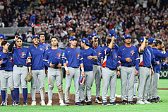 圖為台捷大戰比賽結束，台灣隊選手們在場中向球迷致意。