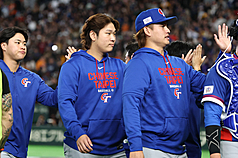 世界棒球經典賽(WBC)7日在日本東京巨蛋進行台捷之戰，台灣隊投打發揮，終場以14比0大勝，賽後投手古林睿煬(左2起)、張奕等人擊掌慶祝。