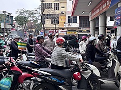 越南首都河內近日出現有加油站因戰火而出現供應中斷的情形。