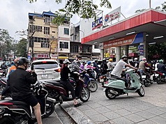 能源咽喉荷姆茲海峽遭掐，全球經濟波動，石油首當
其衝，早在一週前，河內一間加油站機車已排到大馬路。資料圖片：中央社
