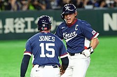 世界棒球經典賽（WBC）韓國隊9日以7比2擊退澳洲隊，隊長李政厚(右)表示，「真的感覺所有運氣都來到我們這邊」。