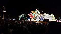 2026台灣燈會7日晚間舉辦「TEAM TAIWAN大遊行」，遊客見到壓軸的「青森睡魔」時驚呼連連，歡呼聲此起彼落。

