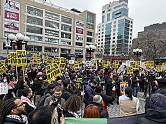 美國民間團體7日在全美各地發起反伊朗戰爭的示威活動，百名紐約反戰人士高舉停止戰爭黃色標語。