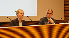 「一日總理」米科寧（左）與芬蘭總理歐爾波（右）同台發言。