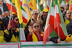 伊朗最高領袖哈米尼命喪美國與以色列攻擊，後續政權問題成為焦點，僑居法國的伊朗人一部分支持流亡王儲巴勒維返國，一部分主張「不要王權、也不要神權統治」。
