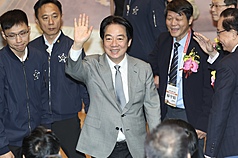 總統賴清德（灰衣者）8日上午在新北市政府，出席「中華民國中醫師公會全國聯合會第96屆國醫節慶祝大會暨2026國際中醫藥臨床學術大會」開幕式，賴總統揮手致意。
