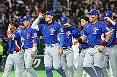 世界棒球經典賽（WBC）8日中午在日本東京巨蛋上演台韓大戰，張育成(中)在二局上轟出陽春全壘打。

