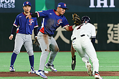 世界棒球經典賽（WBC）8日中午在日本東京巨蛋上演台韓大戰，台灣隊鄭宗哲（中）3局下抓到盜壘
者。
