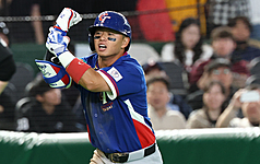 世界棒球經典賽（WBC）8日中午在日本東京巨蛋上演台韓大戰，6局上台灣隊鄭宗哲擊出陽春砲，高舉勝利手勢，為台灣隊取得第2分。
