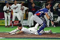世界棒球經典賽（WBC）8日中午在日本東京巨蛋上演台韓大戰，8局下韓國隊打者獲保送後，韓國隊二壘安打追平比分，兩隊4比4暫時平手。
