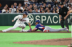 世界棒球經典賽（WBC）8日在東京巨蛋上演台韓大戰，10局上台灣隊長陳傑憲（右）上場代跑，蔣少宏犧牲短打助陳傑憲登上3壘。

