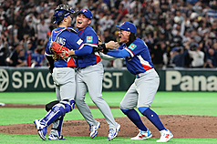 世界棒球經典賽（WBC）8日在東京巨蛋上演台韓大戰，延長賽台灣隊長陳傑憲代跑跑回超前分，台灣隊
終場以5比4拿下勝利，隊員相互擁抱歡呼。