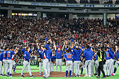 世界棒球經典賽（WBC）8日在東京巨蛋上演台韓大戰，延長賽台灣隊長陳傑憲代跑跑回超前分，台灣隊終場以5比4拿下勝利，與現場球迷歡欣慶祝。
