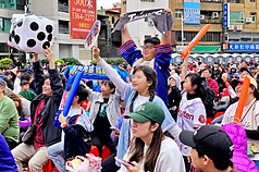 桃園市政府前廣場8日上午舉辦WBC直播派對，超過1500名球迷前往府前廣場為台灣隊加油，當台灣隊打敗韓國時現場歡聲雷動。