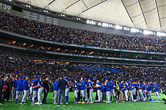 世界棒球經典賽(WBC)8日中午在日本東京巨蛋上演台韓大戰，台灣隊在延長賽力克對手獲勝，賽後球
員在球迷的加油歡呼聲中列隊擊掌。
