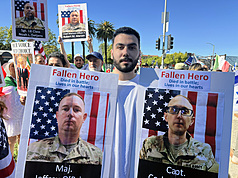 美國軍方8日宣布，一名在沙烏地阿拉伯服役的軍人在伊朗攻擊中受傷，不幸身亡，成為戰爭爆發以來第7位陣亡美軍。圖為洛杉磯數百名海外伊朗人日前舉行示威，手持喪生的美軍士兵照片。