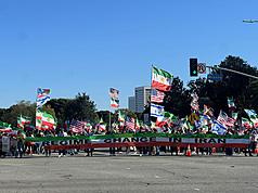 洛杉磯數百名海外伊朗人8日在聯邦政府大樓前集會，拉開布條訴求政權更替。
