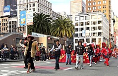 象徵神明出巡前導的「報馬仔」頭戴斗笠、反穿羊皮襖、捲起一腳的褲管，首度現身舊金山農曆新年遊行。（觀光署提供）