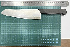 李姓男子9日凌晨搭計程車至總統府前欲持刀（圖）闖入，遭警方和憲兵協力壓制逮捕送辦。（翻攝照片）

