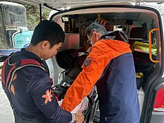 南投縣杉林溪森林遊樂區1輛遊園接駁車9日不明原因墜落山谷。（民眾提供）
