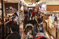 國發會公布年1月景氣燈號續亮紅燈，顯示國內景氣維持熱絡。圖為板橋車站美食街9日滿滿用餐人潮。