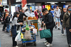 ED
1月景氣燈號連2紅（2）
國發會9日發布1月景氣燈號，連續第2個月亮出代表
景氣熱絡的紅燈。圖為西門商圈購物人潮。
中央社記者吳家昇攝　115年3月9日
