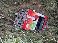 南投縣杉林溪森林遊樂區遊園接駁車9日中午不明原
因擦撞山壁失控墜谷，造成1死7傷。
