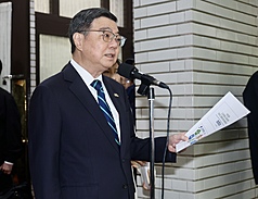 PD
卓榮泰：啟動油價雙緩漲與緊急緩漲機制
中東戰事未歇，導致國際油價推升。行政院長卓榮泰
10日在立法院受訪表示，針對汽柴油部分，除了已有
的雙緩漲機制外，再啟動緊急緩漲機制，同時並行，
盼降低民眾負擔，也會強化跨部會對於民生商品價格
的監測機制，隨時做機動的調整。
中央社記者張皓安攝　115年3月10日
