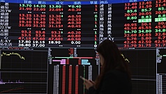 台北股市10日反彈，加權指數收盤32771點，上漲661點。