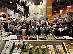 東京國際食品展（FOODEX JAPAN 2026）10日在Tokyo Big Sight登場。宜蘭縣代理縣長林茂盛（前排左3）表示，宜蘭整合縣內農會與農漁會資源，帶來多項特色農漁產品，希望讓更多日本通路與消費者認識宜蘭優質農產品，也進一步拓展銷售市場。
