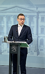 對於Temu、Shein等中國電商平台近年大舉滲透芬蘭市場，芬蘭政府9日提交跨部會調查報告，勞工部長馬蒂南（Matias Marttinen）說明報告細節。
