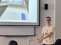 走進捷克查理大學（Charles University）課堂，學生就台灣的宗教文化、國族建構與數位民主展開討論，主題橫跨歷史、宗教學與政治學。台灣不再只是遙遠的地緣政治名詞，而是歐洲學生認識亞洲的重要窗口。