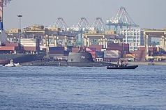 潛艦國造原型艦海鯤艦12日進行第6次潛航測試，海鯤艦在台船自製的「奮進魔鬼魚號」無人船伴航下，自台船碼頭離港，航離高雄港第二港口後，隨即轉向測試海域。
