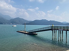 日月潭水庫12日蓄水率67.26%，較滿水位下降5.57公尺，日月潭國家風景區管理處即起拖離朝霧碼頭2號浮排銜接至3號浮排，並封閉右側管制門。圖為朝霧碼頭2號浮排。