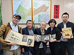 日治時期台中醫師石津坂一的後代石津宏（中）12日在當地文史團隊協助下到訪台中中區戶政事務所，申請父親當年的戶籍資料，他並希望能找尋到太平洋戰爭時期，幫助他們一家的台灣人後代。
