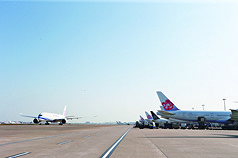 中華民國旅行業品質保障協會28日呼籲，有規劃出國民眾儘快在3月底前開立機票。圖為桃園機場班機。