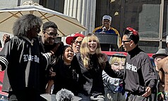 米蘭冬季奧運花式滑冰金牌得主劉美賢12日在家鄉慶功派對上與表演團體尬舞，嗨翻全場。
