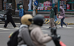 中央氣象署指出，今天(14日)清晨輻射冷卻影響，各地仍偏冷，民眾注意保暖。(資料照片/中央社)