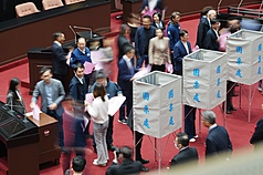 立法院會13日進行中選會人事同意權案記名投票表決，立委們陸續進入圈票處、並將選票投入票匭。